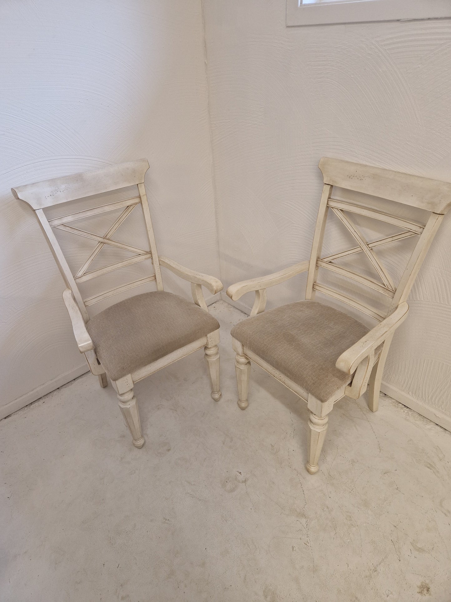 Par antikvita karmstolar "Chabby chic"