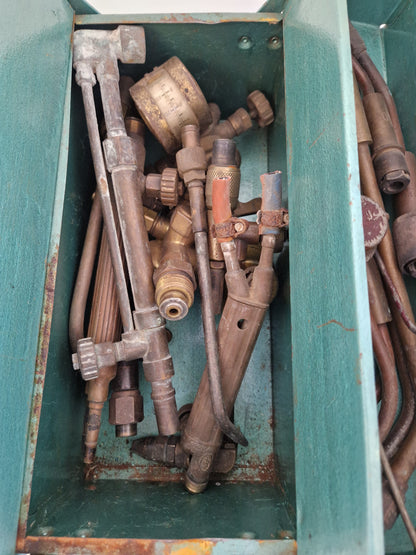 Äldre gassvetsutrustning i verktygslåda