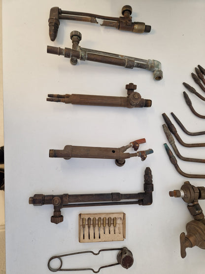 Äldre gassvetsutrustning i verktygslåda