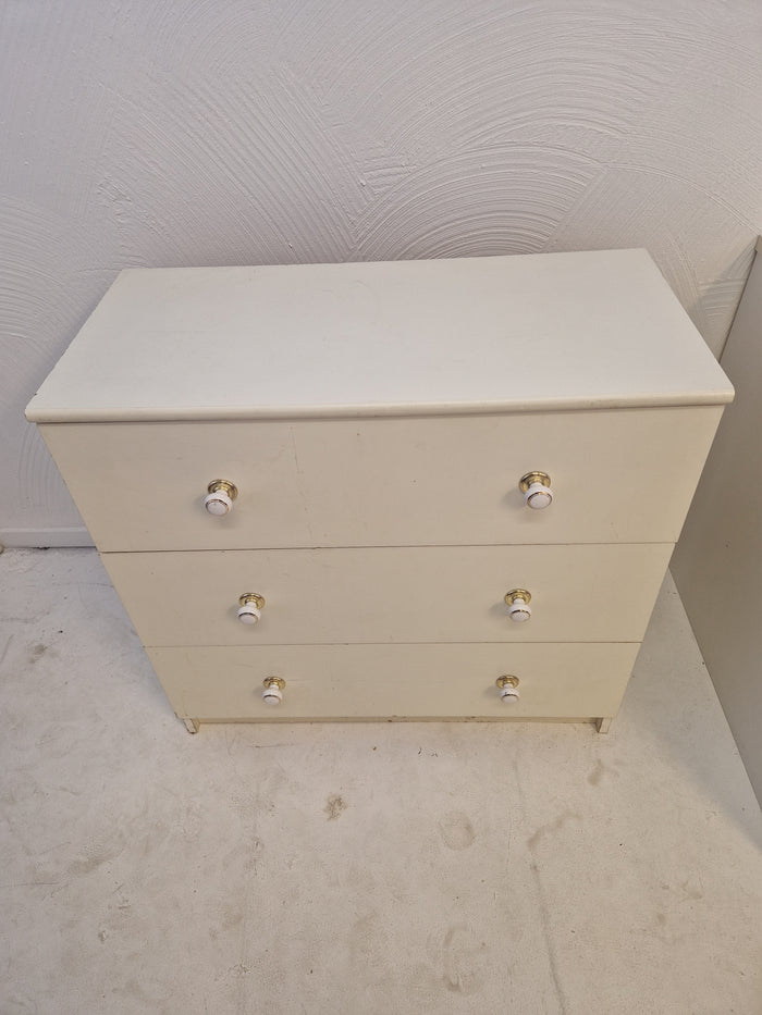 Byrå, vit med 3 lådor.