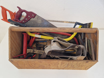 Verktygslåda i trä med div. kvalitetsverktyg
