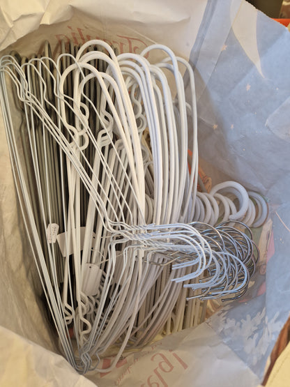 4st kassar med klädhängare