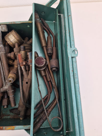 Äldre gassvetsutrustning i verktygslåda