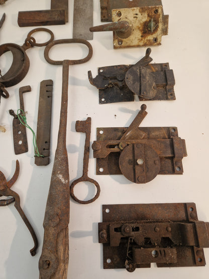 Allmogeverktyg och låskistor