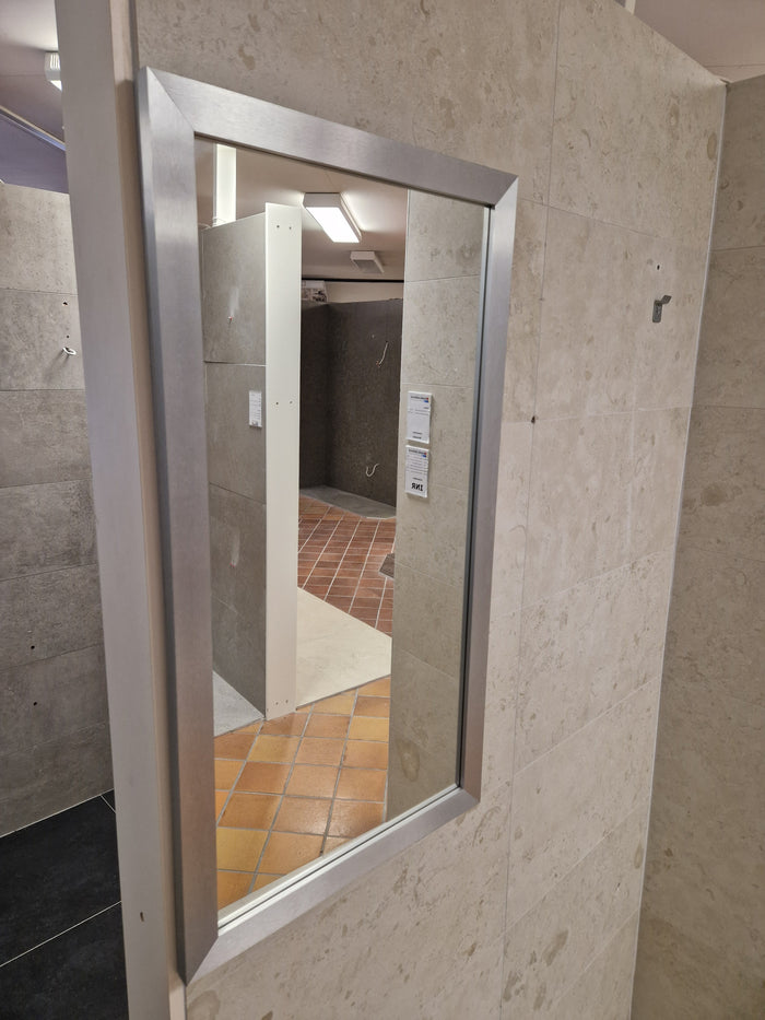 Spegel i borstad aluminium