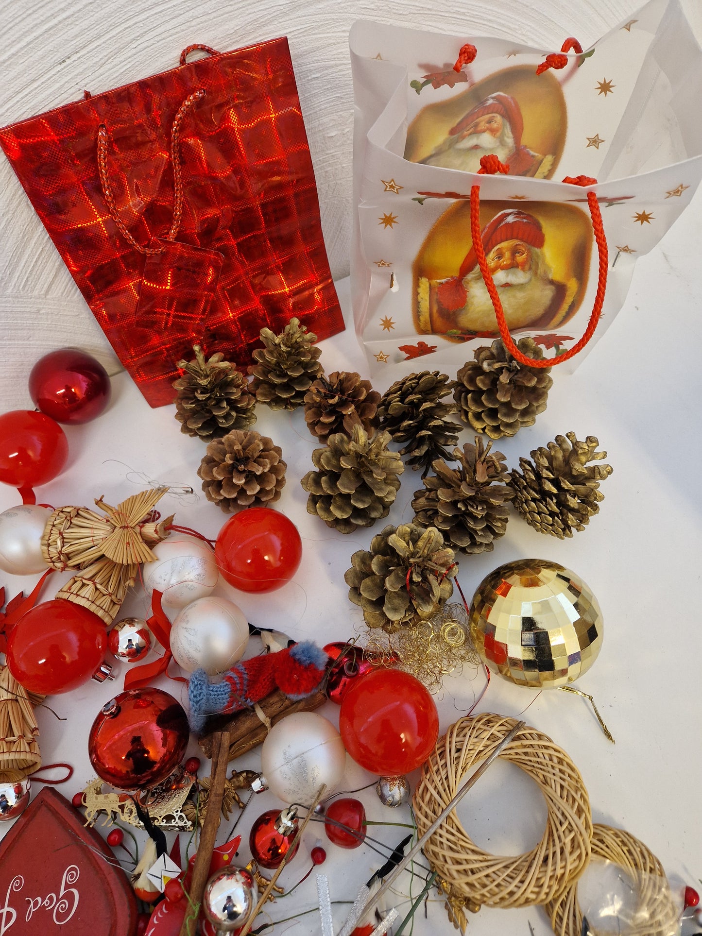 Julgranskulor och pynt