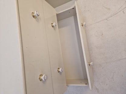 Byrå, vit med 3 lådor.