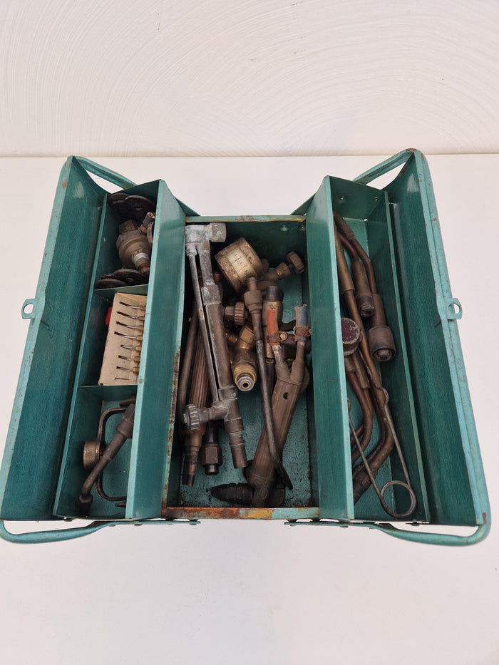 Äldre gassvetsutrustning i verktygslåda