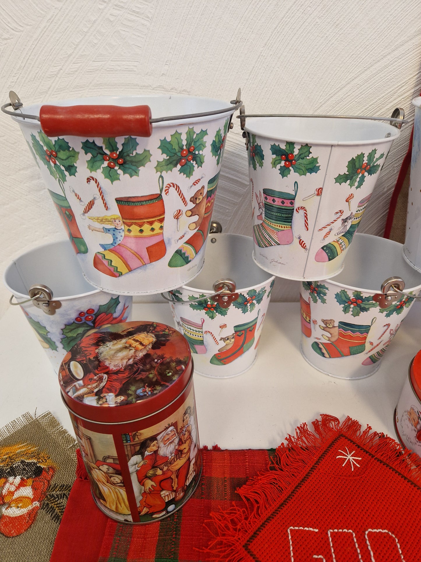 Hinkar, plåtburkar & dukar med jultema