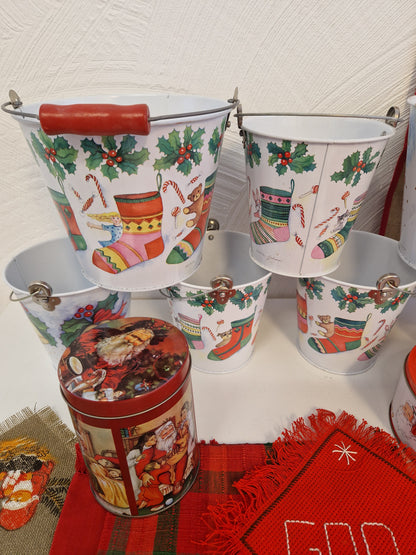 Hinkar, plåtburkar & dukar med jultema