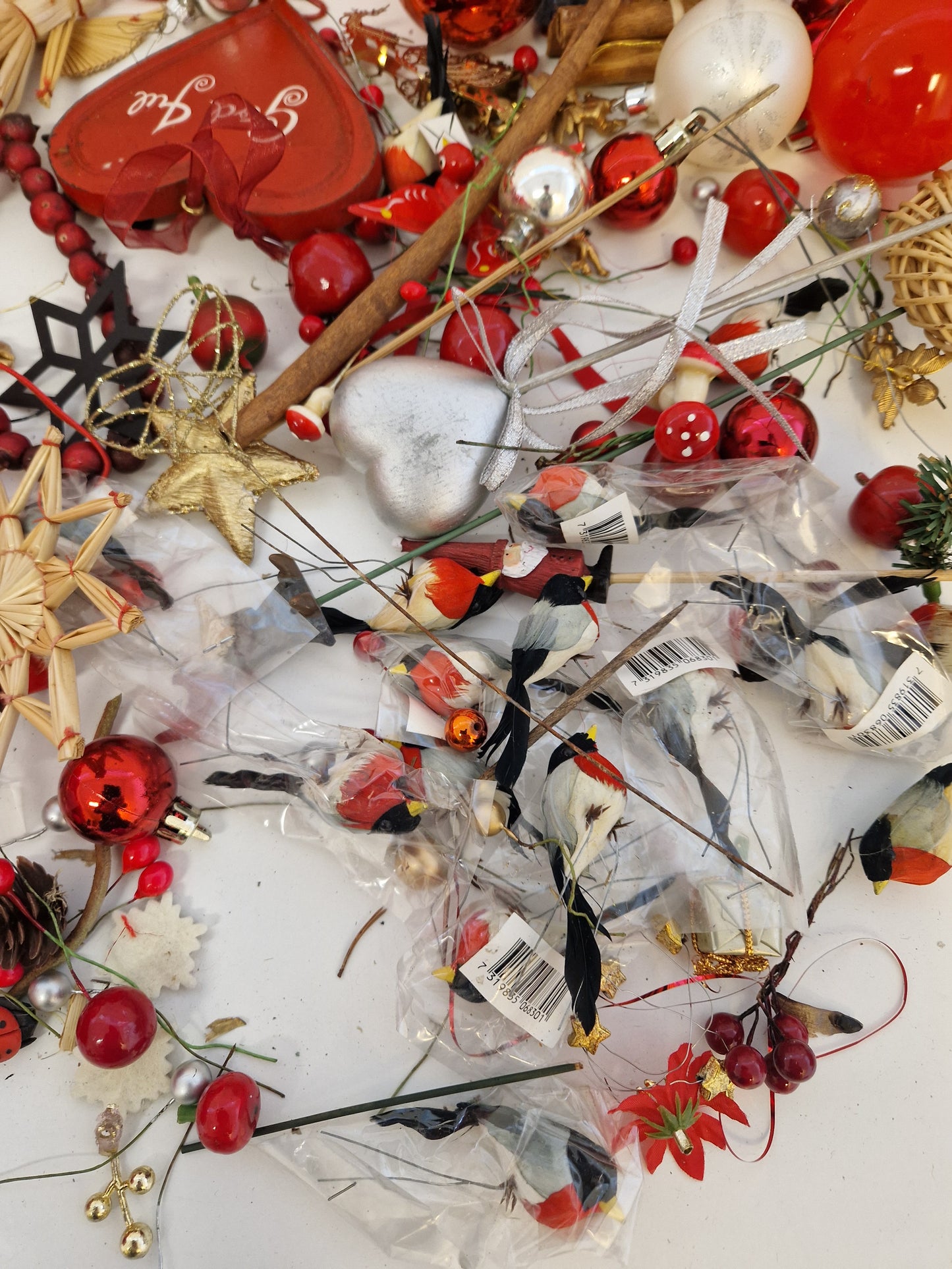 Julgranskulor och pynt