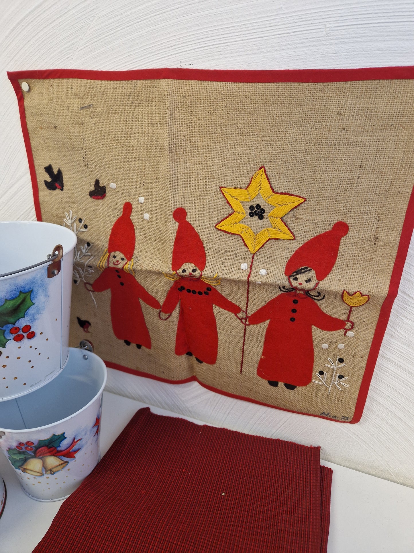 Hinkar, plåtburkar & dukar med jultema