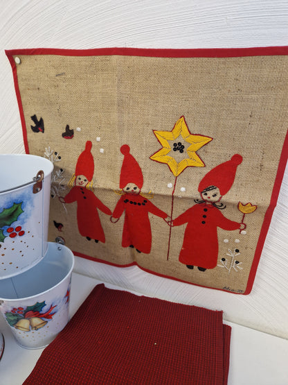 Hinkar, plåtburkar & dukar med jultema