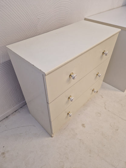 Byrå, vit med 3 lådor.