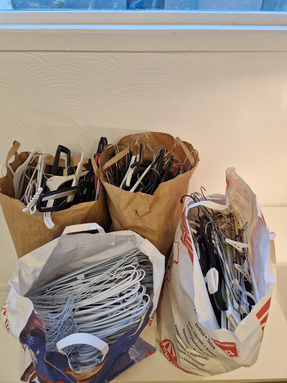 4st kassar med klädhängare