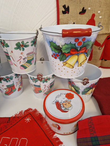 Hinkar, plåtburkar & dukar med jultema