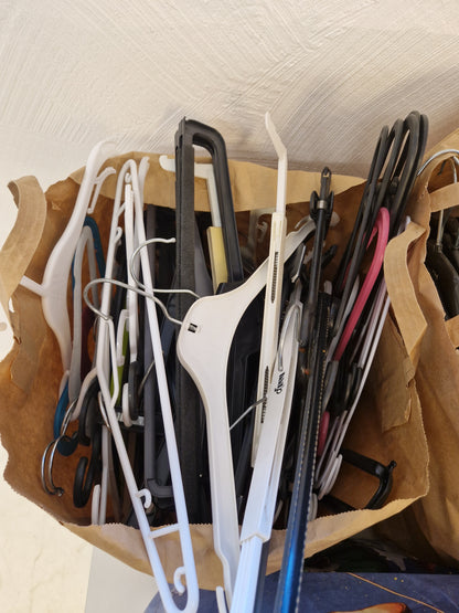 4st kassar med klädhängare