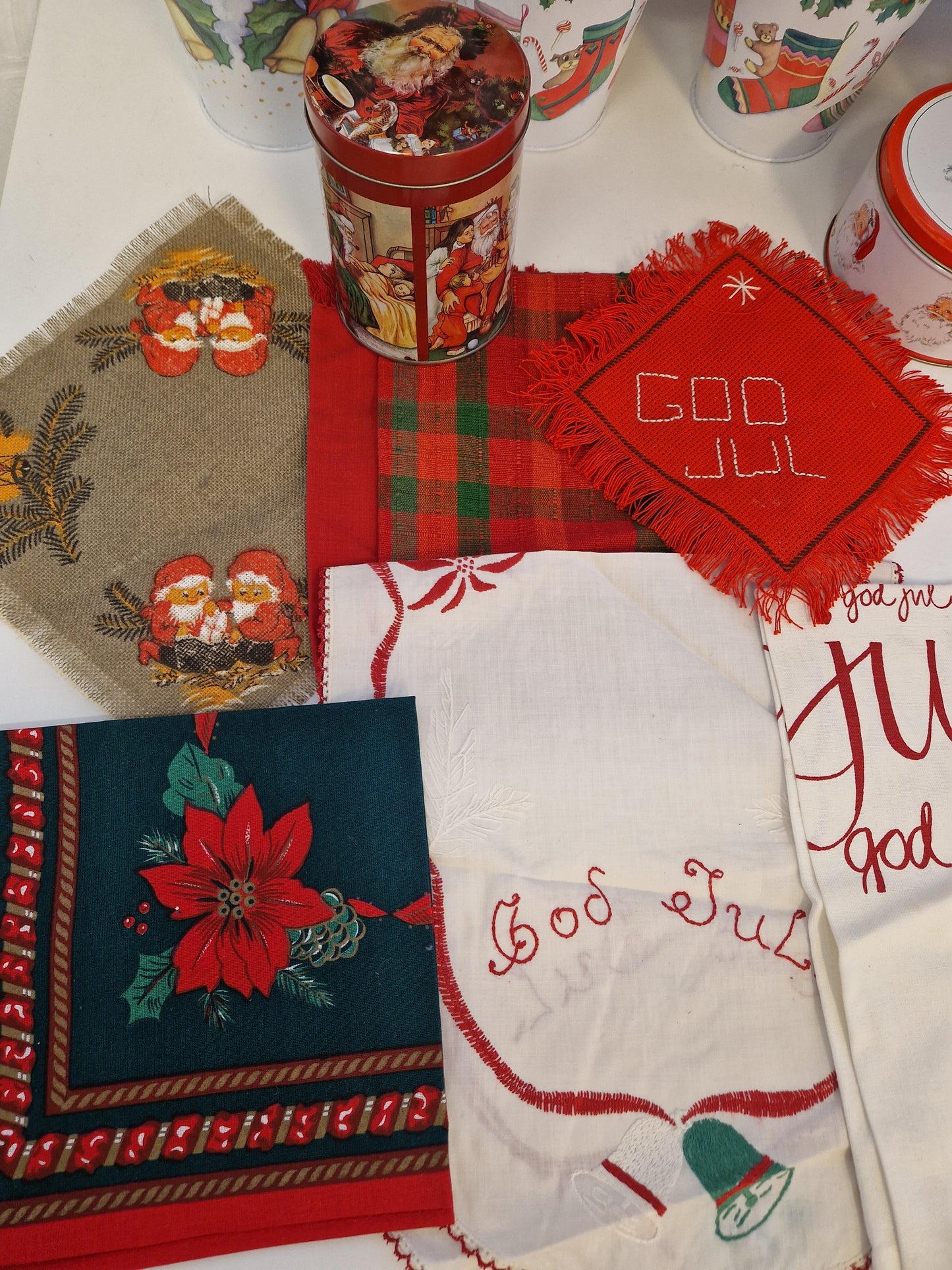 Hinkar, plåtburkar & dukar med jultema